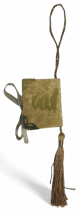 Pendentif Mini-Coran recouvert de velours avec parties dorées (Déco Islam) - Couleur beige Pendentif Mini-Coran recouvert de velours avec parties dorées (Déco Islam) - Couleur beige