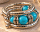 Bracelet manchette spirale argenté – Perles turquoise – Style bohème chic Bracelet manchette spirale argenté – Perles turquoise – Style bohème chic